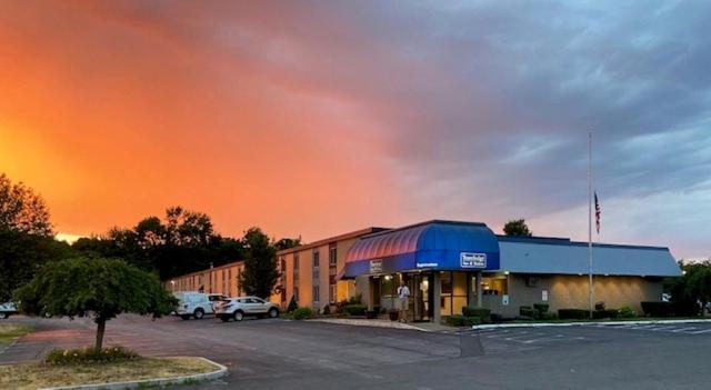 Travelodge & By Wyndham Hotel