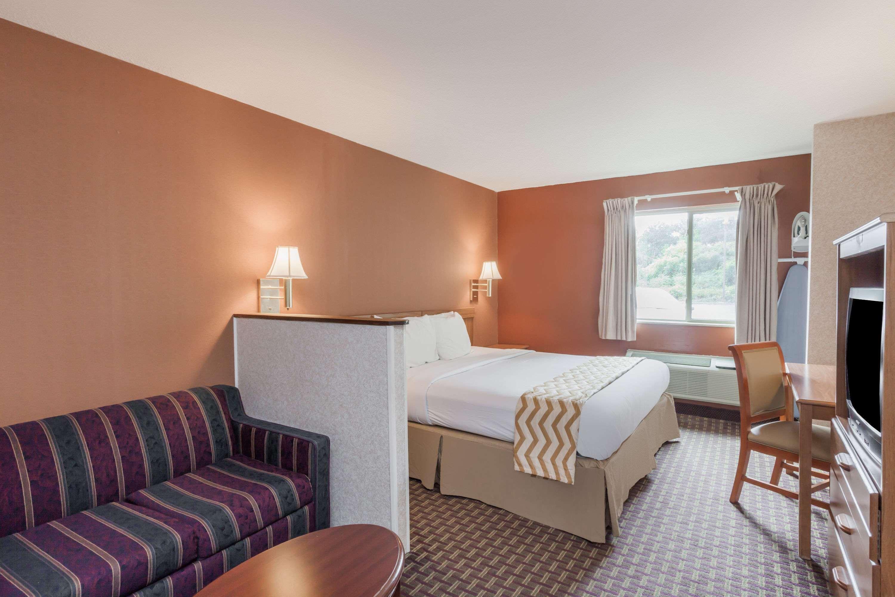 Travelodge & By Wyndham Hotel *
